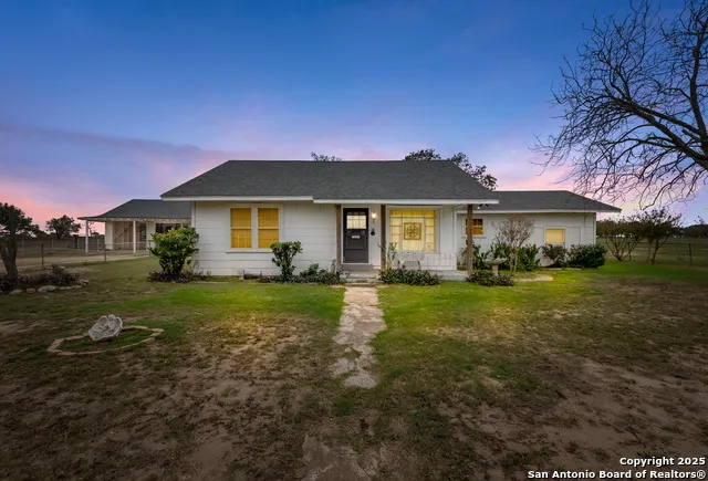 461 Highway 173 S Devine, TX 78016